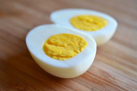 Αυγά βραστά σε σάλτσα από κρεμμύδια και γάλα!