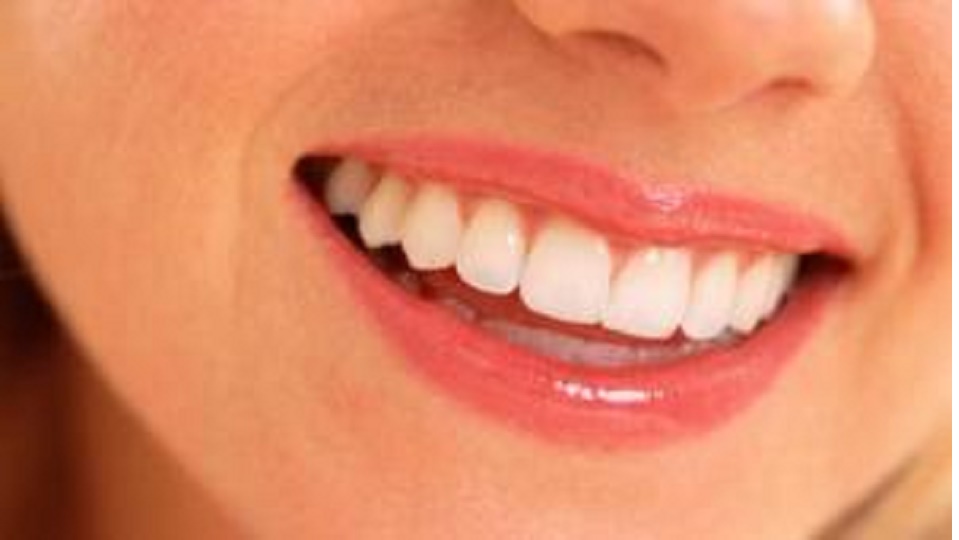Μπορείτε να αποκτήσετε λευκά δόντια με άκρως φυσικούς τρόπους!