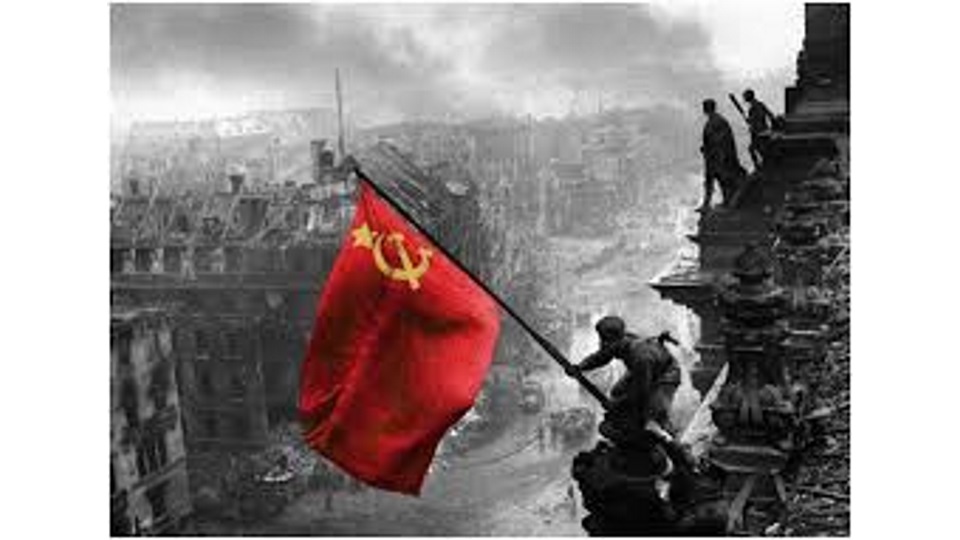 9 Μάη 1945 Ηµεροµηνία γραµµένη µε ανεξίτηλο κόκκινο «µελάνι» φτιαγµένο από το αίµα των λαών του Απ.Σπανού