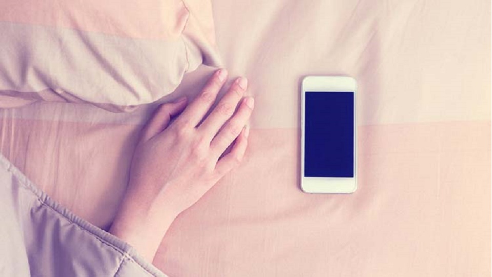 Πετάξτε τα κινητά από το κρεβάτι για να βρείτε τον ύπνο σας