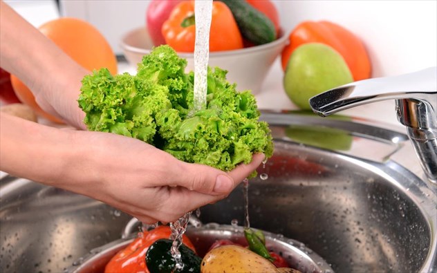 Πώς πλένονται σωστά στο σπίτι τα φρούτα και  τα λαχανικά