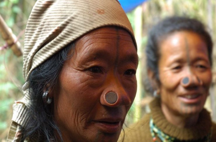 Γυναίκες της φυλής Απατάνι έκαναν τατουάζ στο πρόσωπο και «τάπωναν» τη μύτη τους