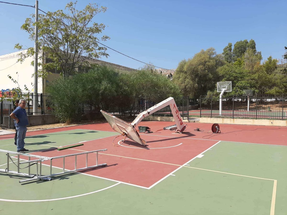Δήμος Αγίας Βαρβάρας: Απομακρύνθηκαν επικίνδυνες μπασκετές από σχολικούς αύλειους χώρους