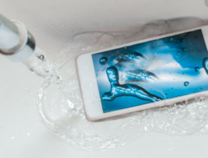Πώς θα φτιάξετε το κινητό που έπεσε στο νερό