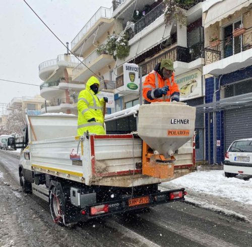 Αγώνα με τον χιονιά δίνουν τα συνεργεία του Δήμου Ιλίου