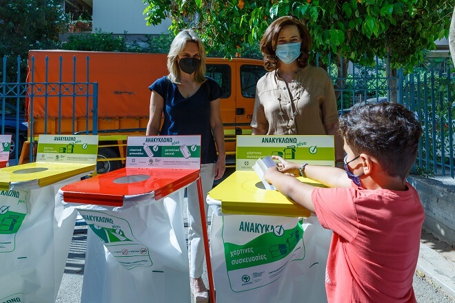 Παράδοση κάδων εσωτερικής ανακύκλωσης από την Περιφέρεια Αττικής σε νηπιαγωγεία του Δήμου Παπάγου Χολαργού