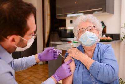 Εμβολιασμός κατ’οίκον από τον Δ. Αθηναίων για την προστασία του ευάλωτου πληθυσμού
