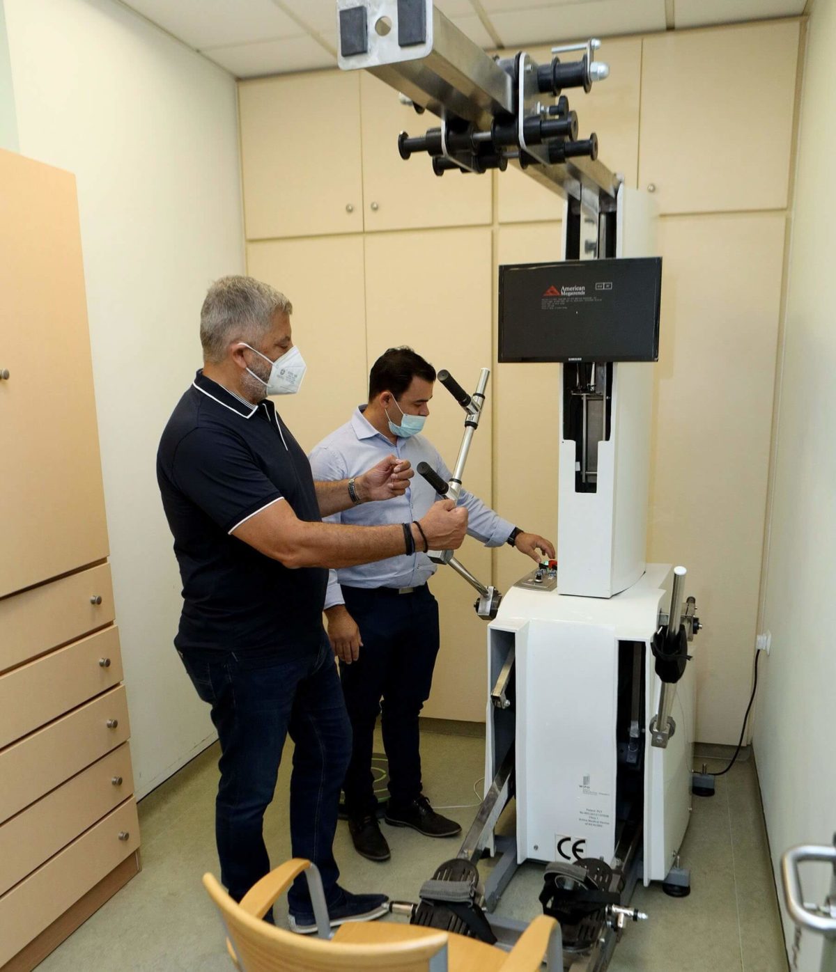 Δωρεά μηχανήματος κινησιοθεραπείας και αποκατάστασης από την Περιφέρεια Αττικής στο Γηροκομείο Πειραιώς