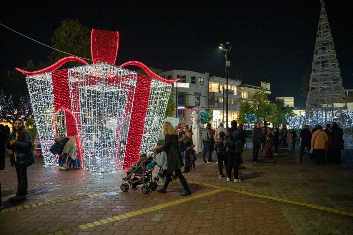 Με τη φωταγώγηση του Χριστουγεννιάτικου Δέντρου άνοιξε η αυλαία των εορτών στο Ίλιον