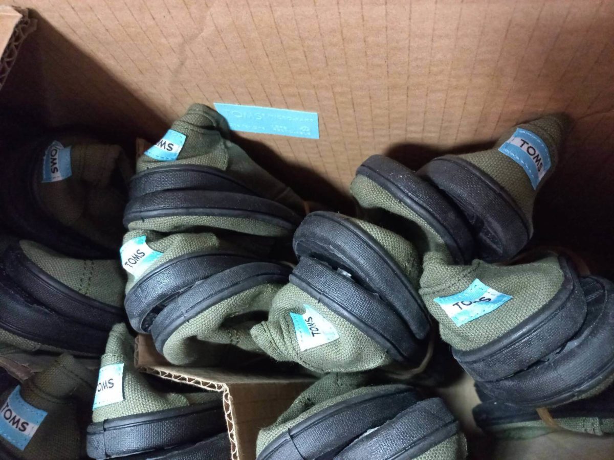 234 ζεύγη καινούργιων παπουτσιών από την Ένωση «Μαζί για το Παιδί» σε παιδιά ευάλωτων κοινωνικών ομάδων του Δ. Αχαρνών