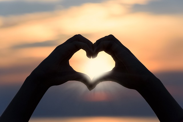 Ο ψυχολόγος Γιάννης Ξηντάρας γράφει για το «Πώς η αγάπη θα σας γιατρέψει από την μοναξιά»