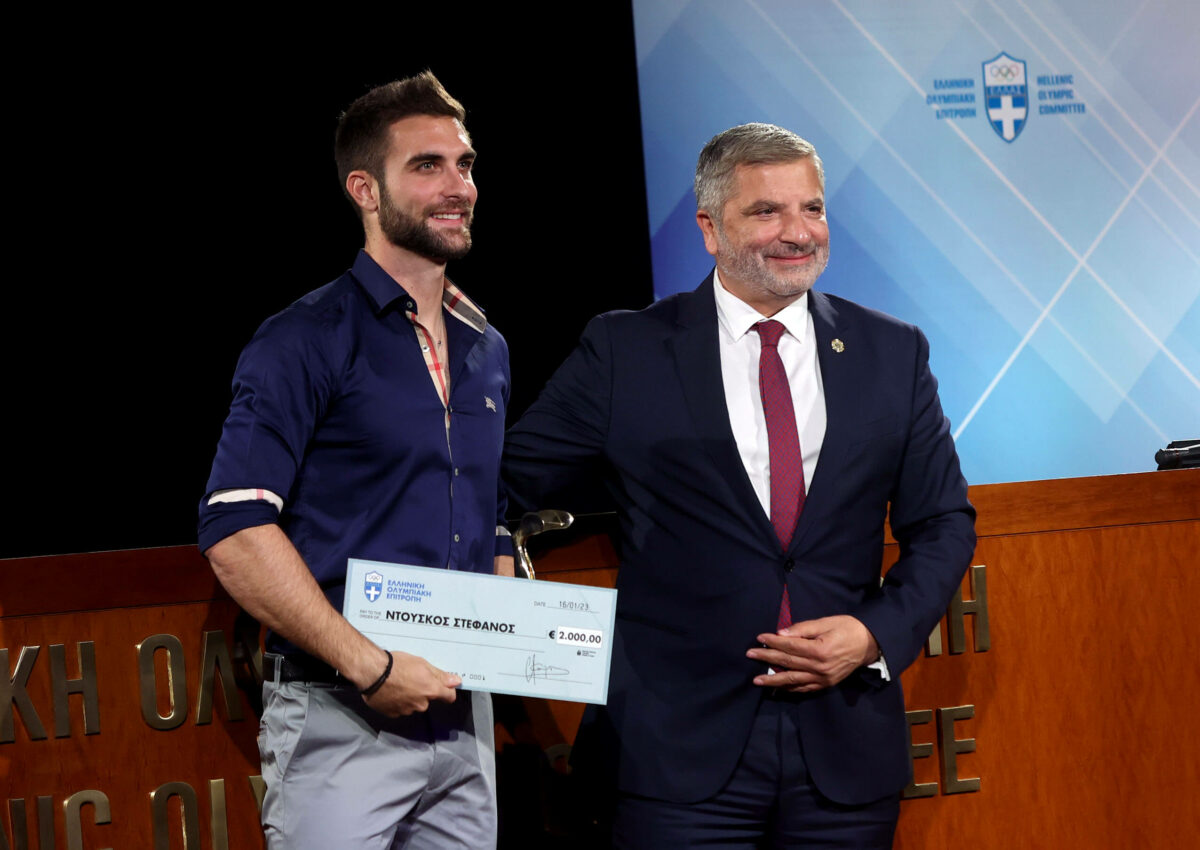 Βραβείο από τον Περιφερειάρχη στον κορυφαίο αθλητή και ολυμπιονίκη της κωπηλασίας Στέφανο Ντούσκο