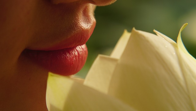 5 τρόποι για να αποκτήσεις σαρκώδη χείλη χωρίς ενέσεις