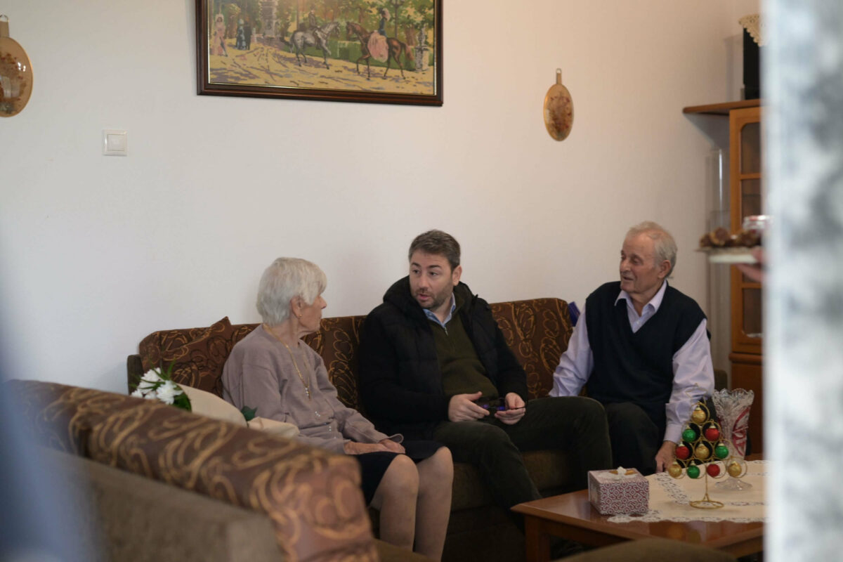 Ο Νίκος Ανδρουλάκης ευχαρίστησε το ζευγάρι των ηλικιωμένων για την δωρέα στο Νοσοκομείου Διδυμοτείχου