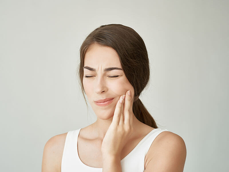 Ευαισθησία δοντιών: Αιτίες και θεραπείες για ανακούφιση