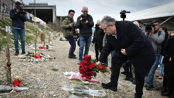 ΚΚΕ: Ο Δ. Κουτσούμπας κατέθεσε 57 κόκκινα τριαντάφυλλα στο σημείο του δυστυχήματος στα Τέμπη